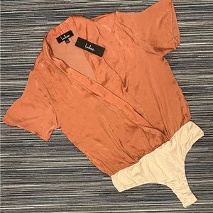 🆕Lulus Sz M Coral Faux Wrap / Surplice Short Sleeved Body Suit